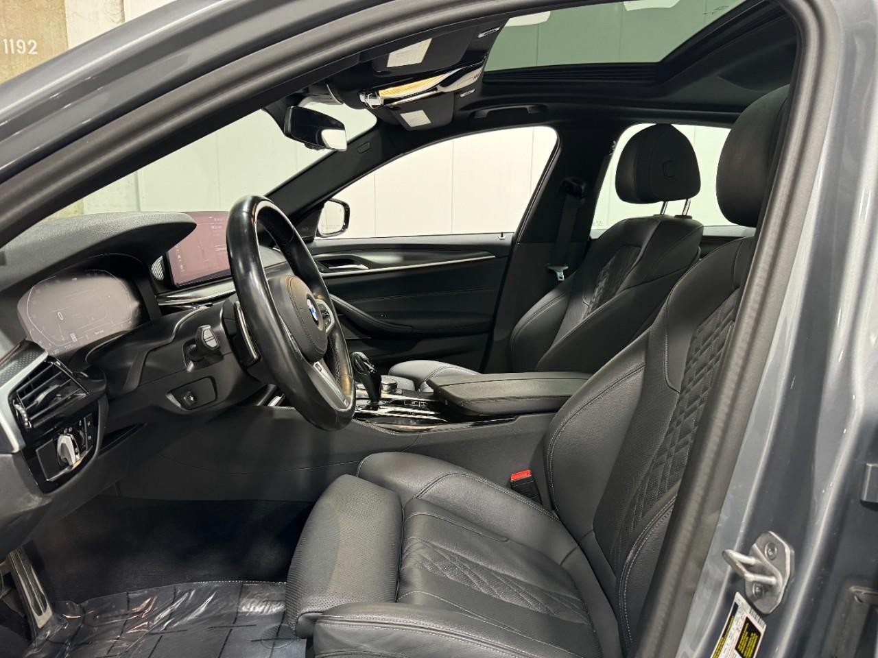 BMW 5 Series Vehicle Full-screen Gallery Image 28