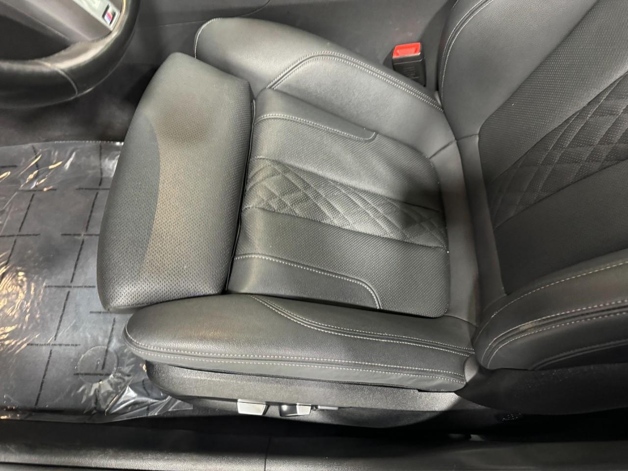 BMW 5 Series Vehicle Full-screen Gallery Image 29