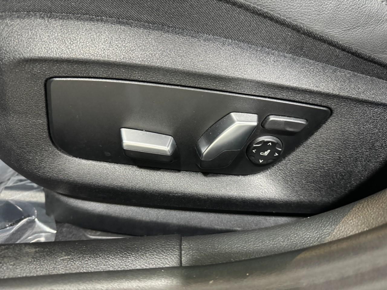 BMW 5 Series Vehicle Full-screen Gallery Image 30