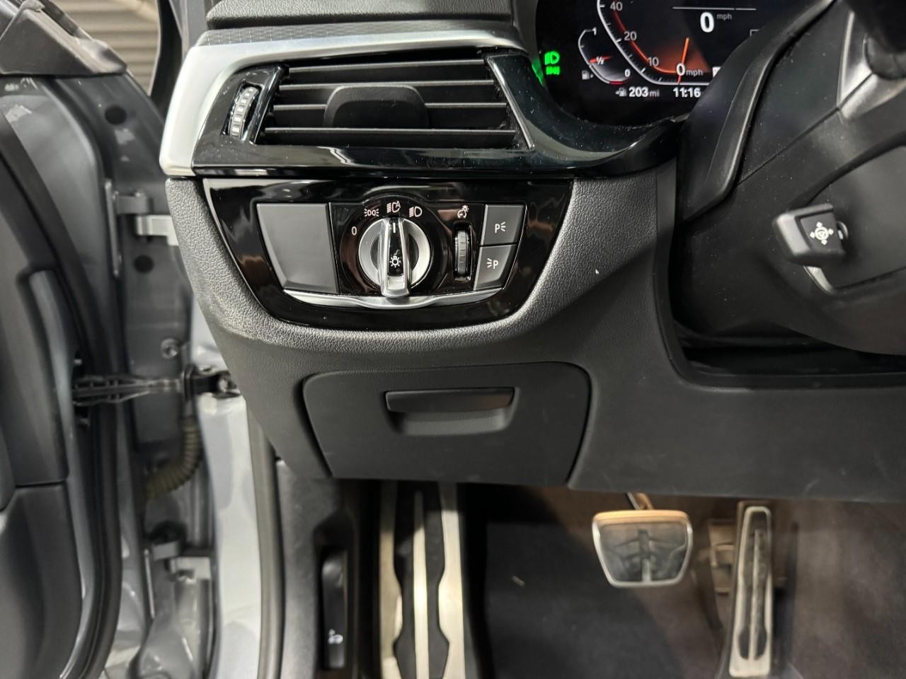 BMW 5 Series Vehicle Full-screen Gallery Image 31