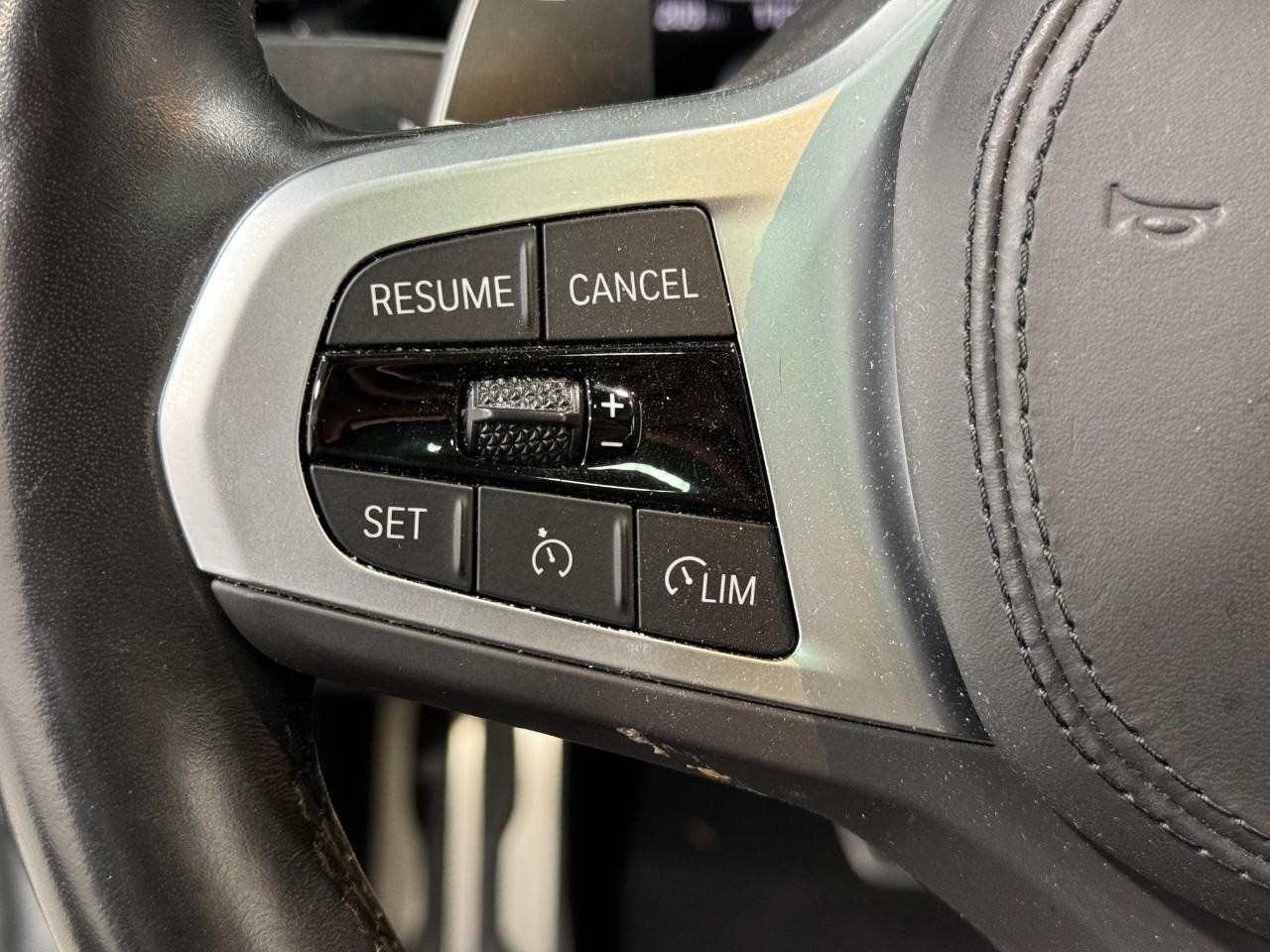 BMW 5 Series Vehicle Full-screen Gallery Image 32