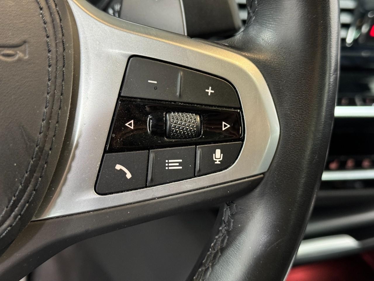 BMW 5 Series Vehicle Full-screen Gallery Image 33