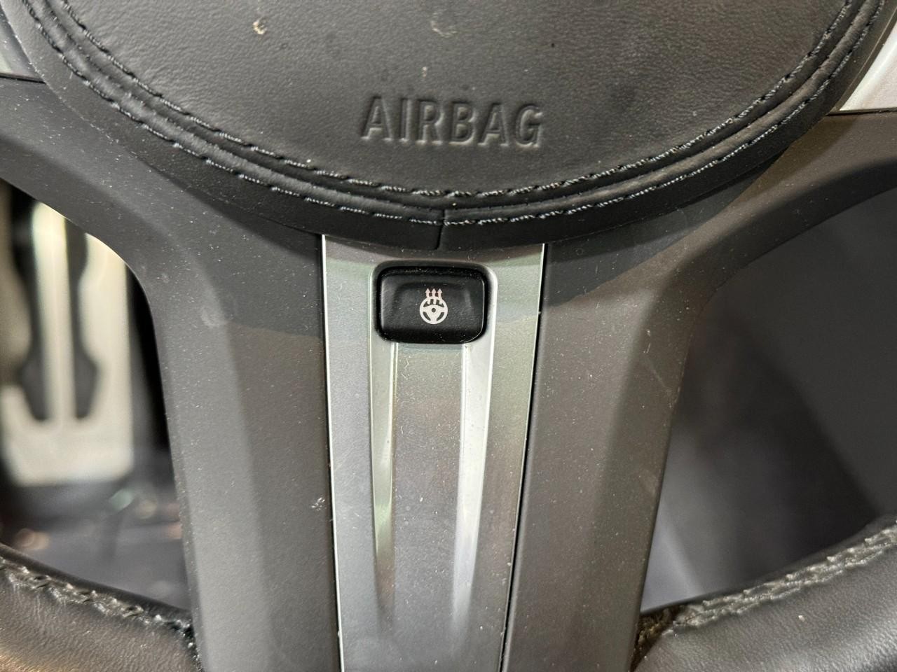 BMW 5 Series Vehicle Full-screen Gallery Image 34