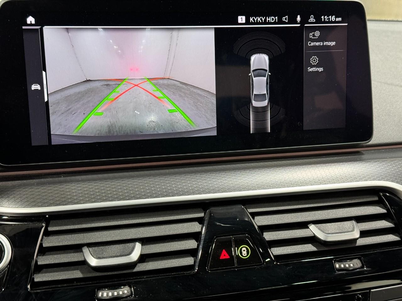 BMW 5 Series Vehicle Full-screen Gallery Image 36