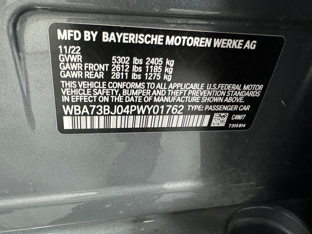 BMW 5 Series Vehicle Full-screen Gallery Image 37