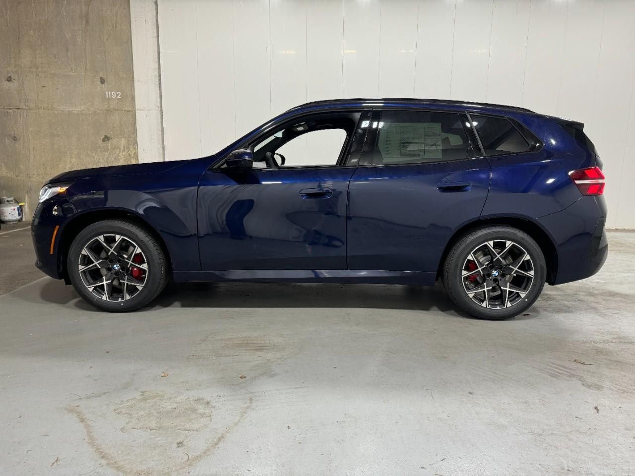 BMW X3 Vehicle Full-screen Gallery Image 2