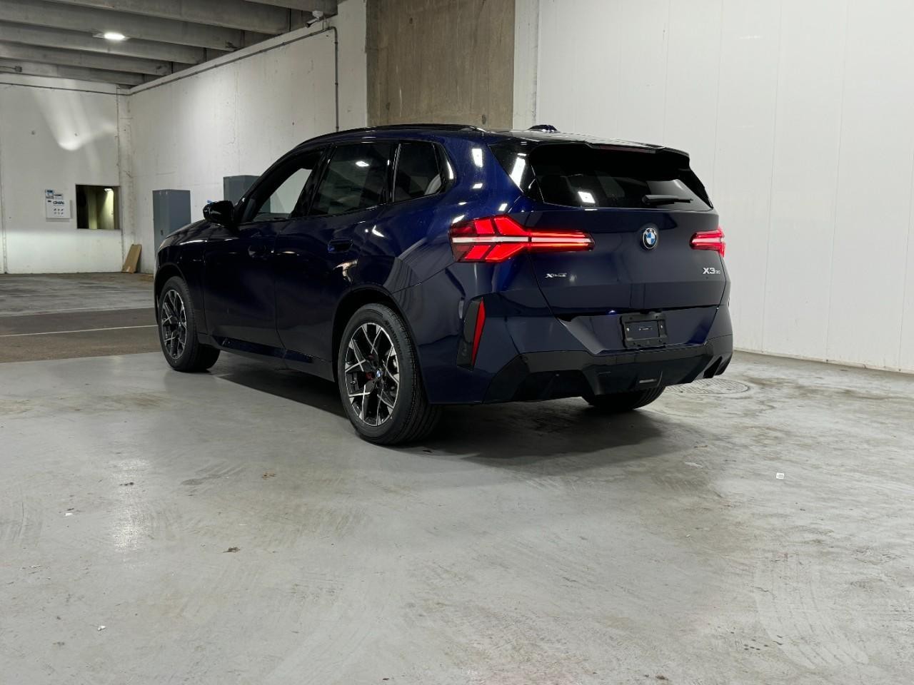 BMW X3 Vehicle Full-screen Gallery Image 3