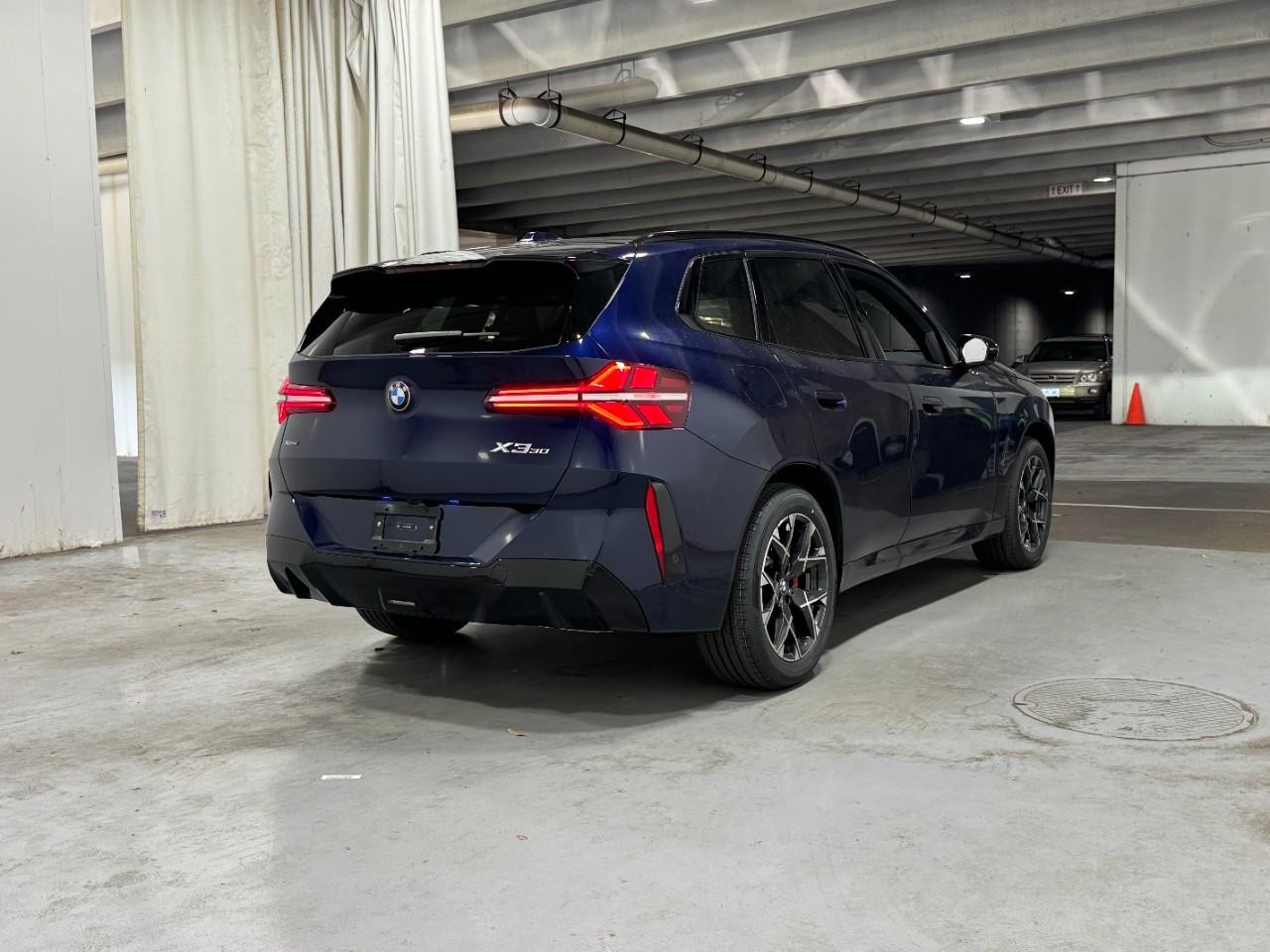 BMW X3 Vehicle Full-screen Gallery Image 4