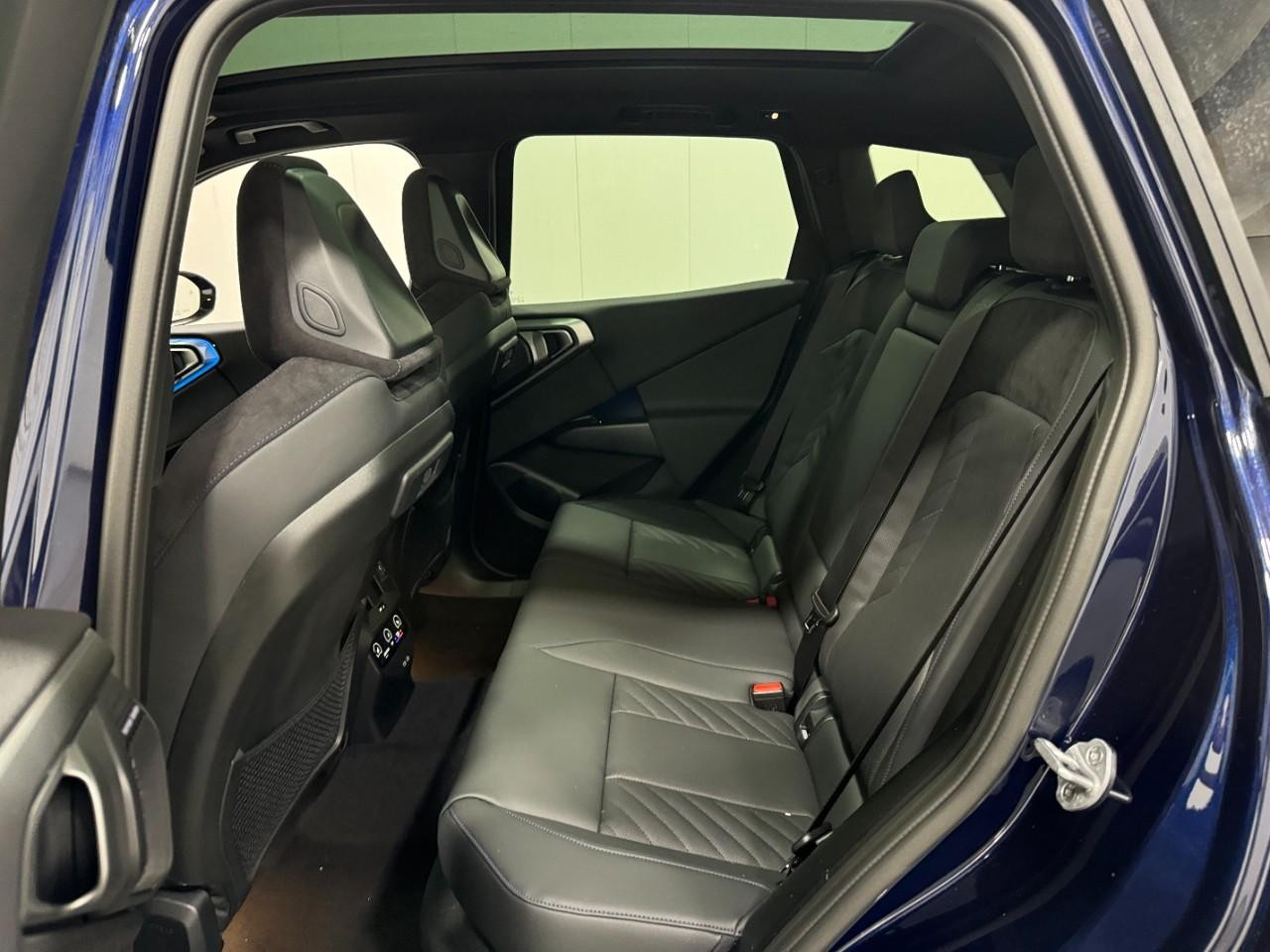 BMW X3 Vehicle Full-screen Gallery Image 8