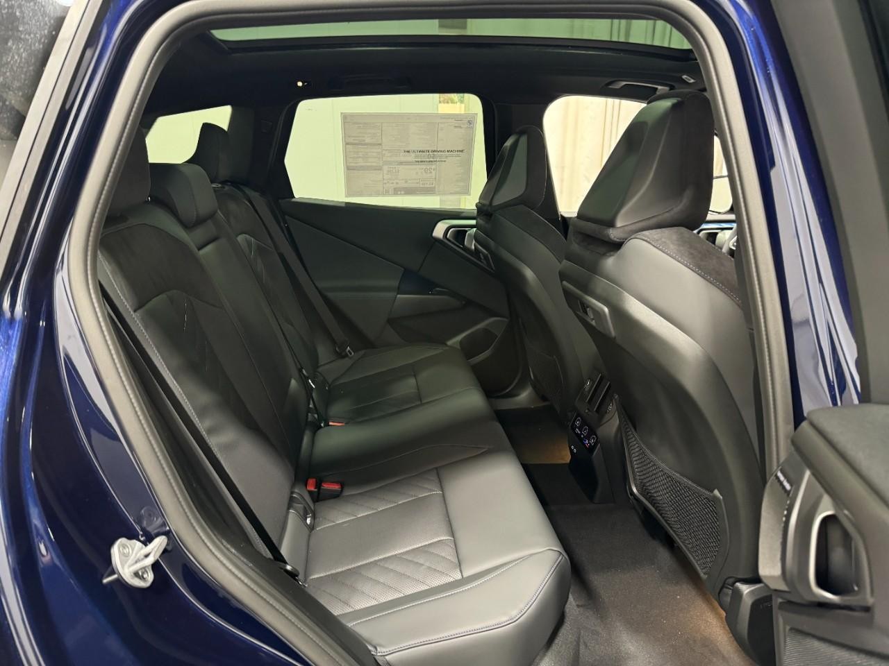 BMW X3 Vehicle Full-screen Gallery Image 10