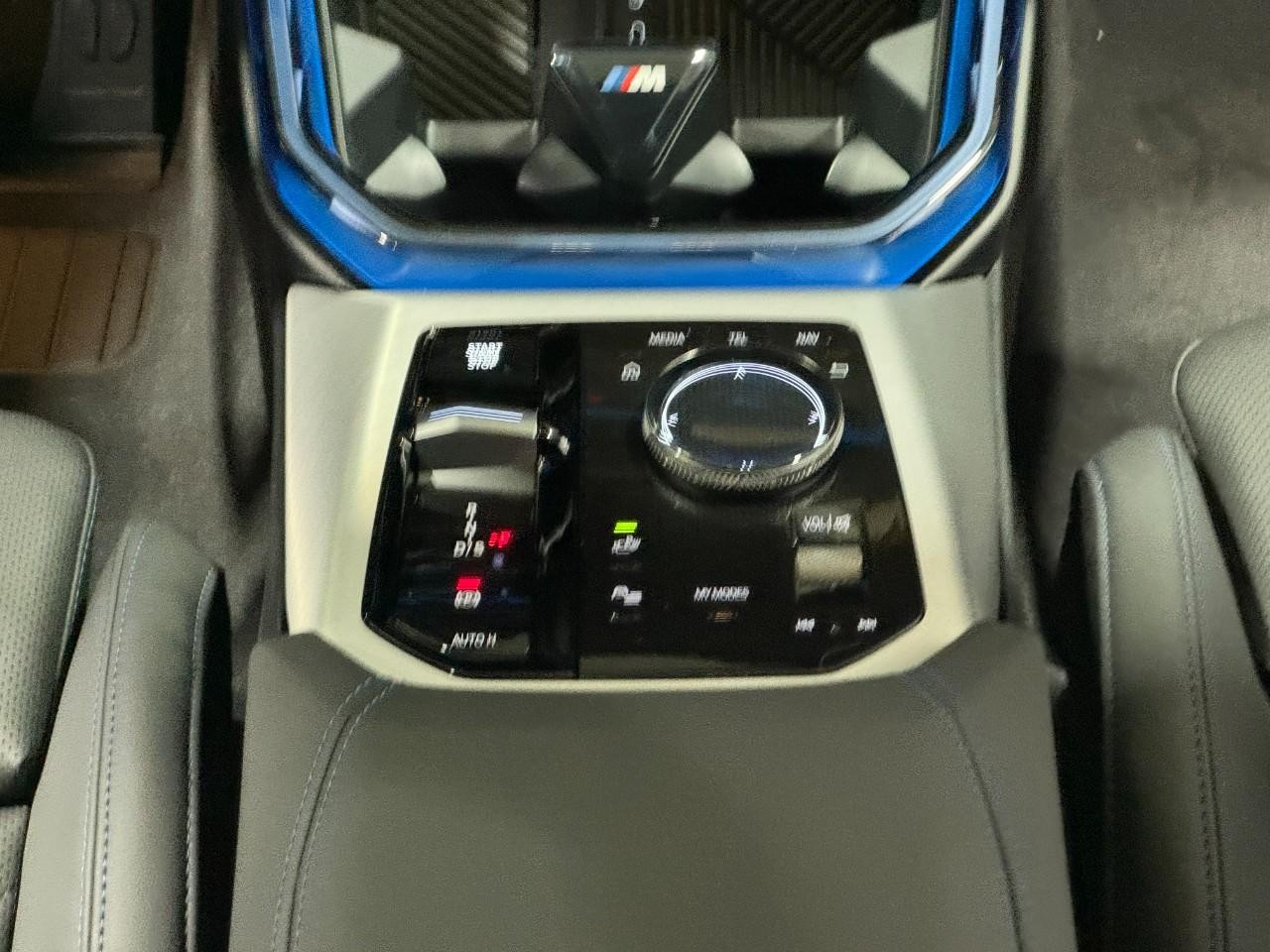 BMW X3 Vehicle Full-screen Gallery Image 16