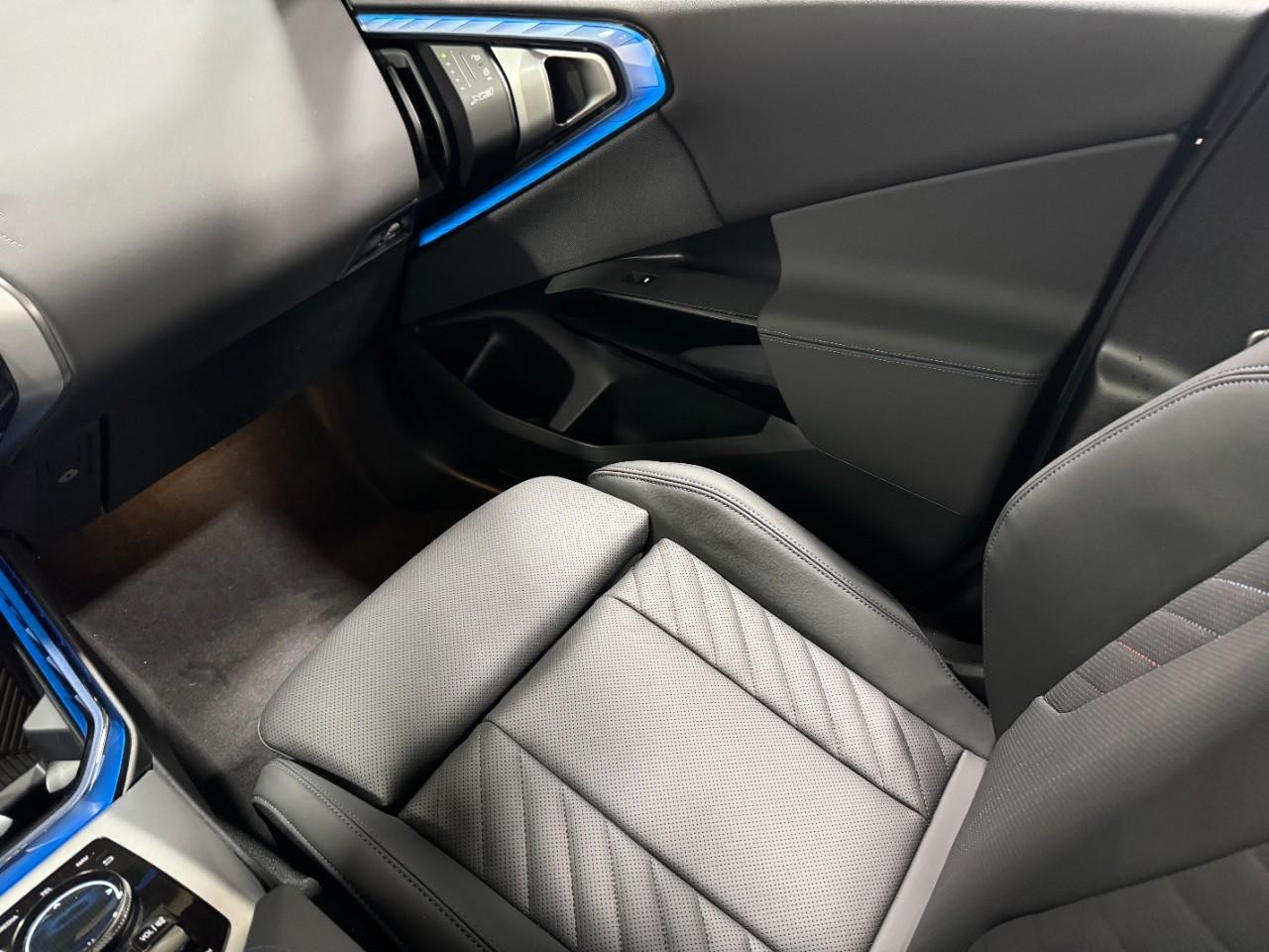 BMW X3 Vehicle Full-screen Gallery Image 17