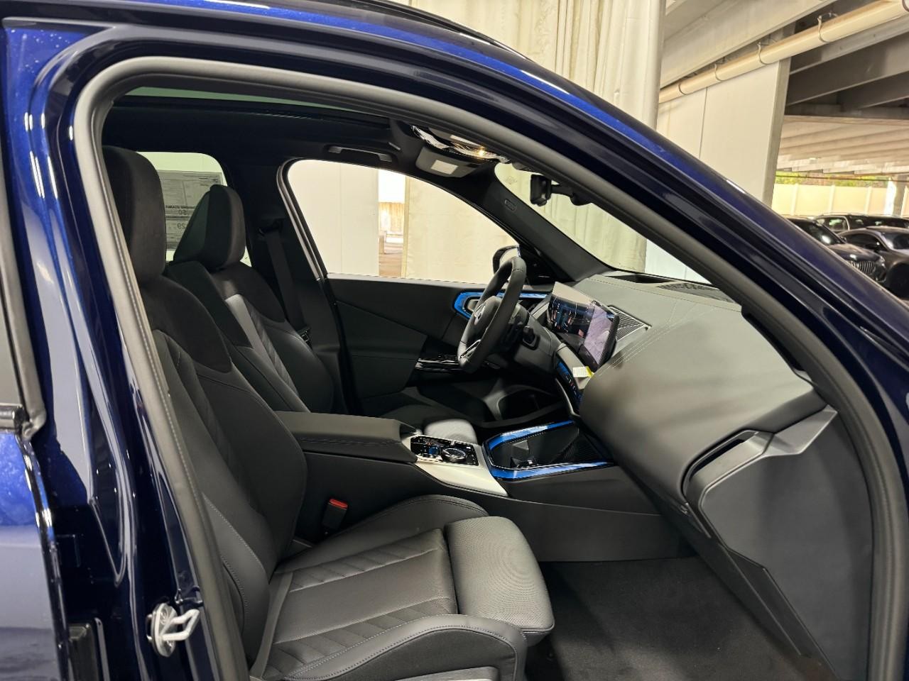 BMW X3 Vehicle Full-screen Gallery Image 18