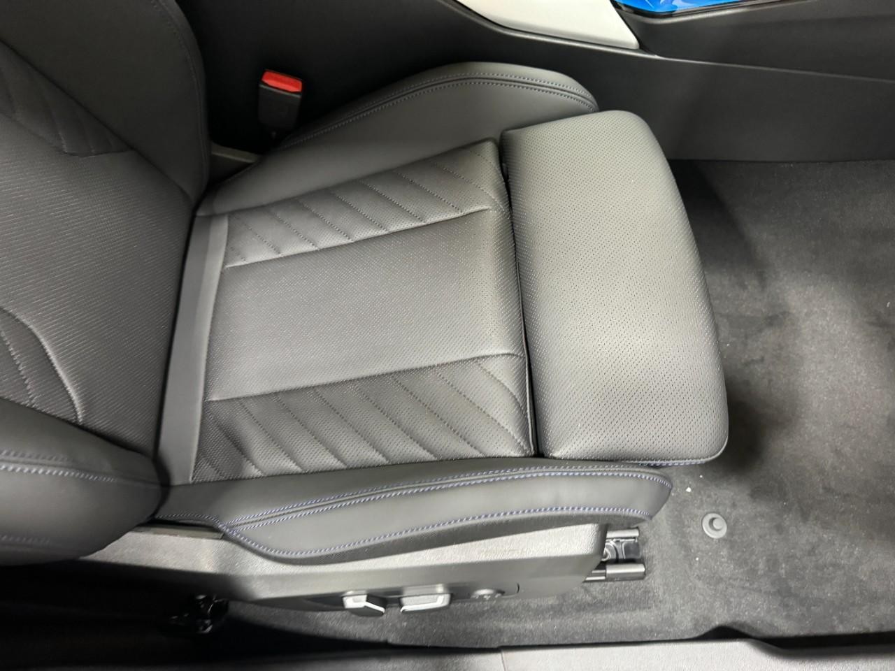 BMW X3 Vehicle Full-screen Gallery Image 19