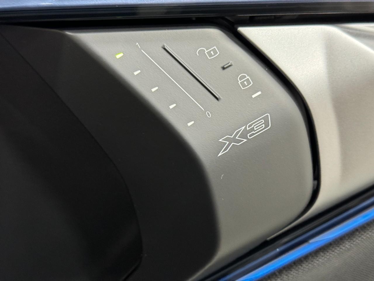 BMW X3 Vehicle Full-screen Gallery Image 21