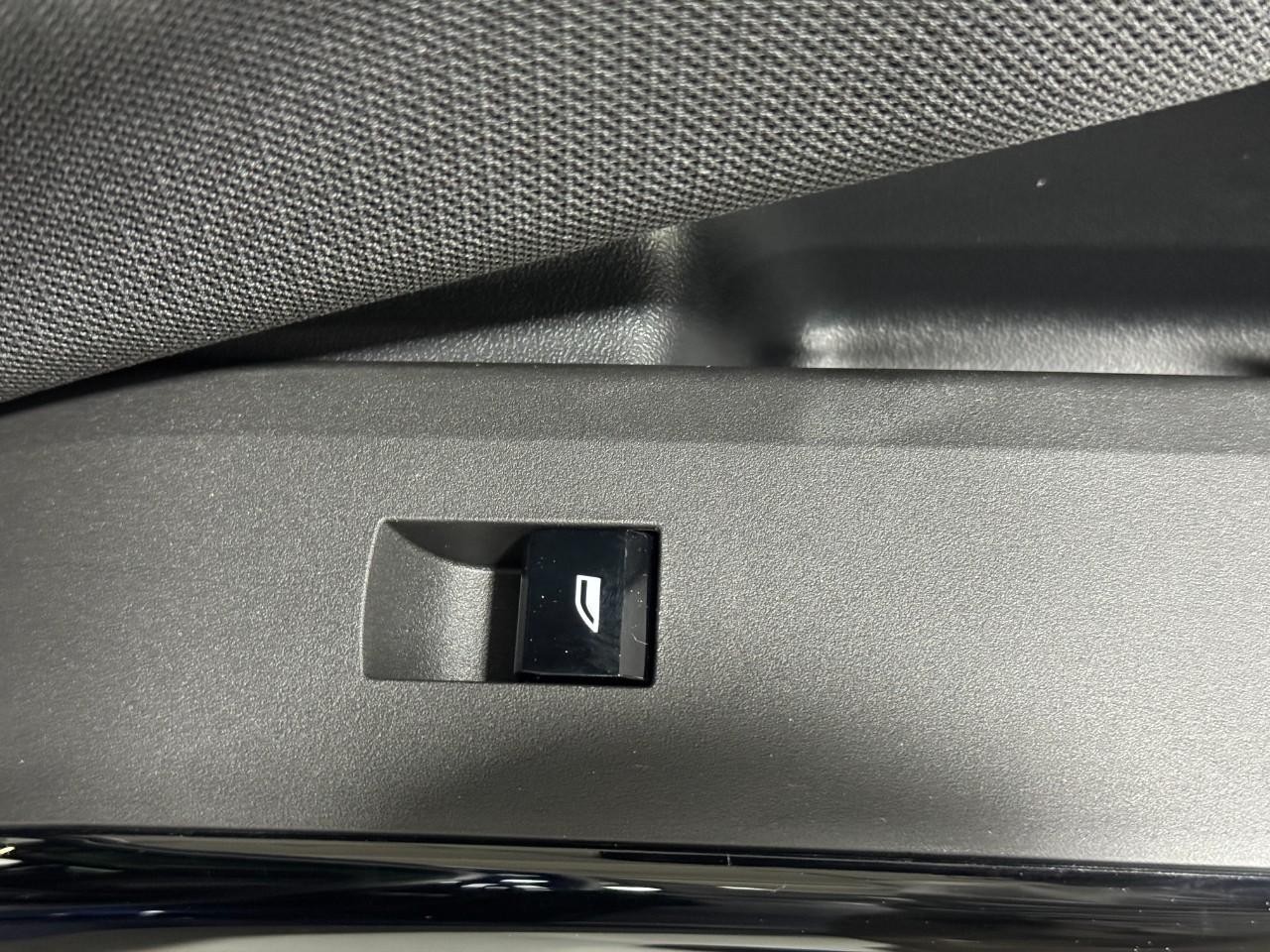 BMW X3 Vehicle Full-screen Gallery Image 22