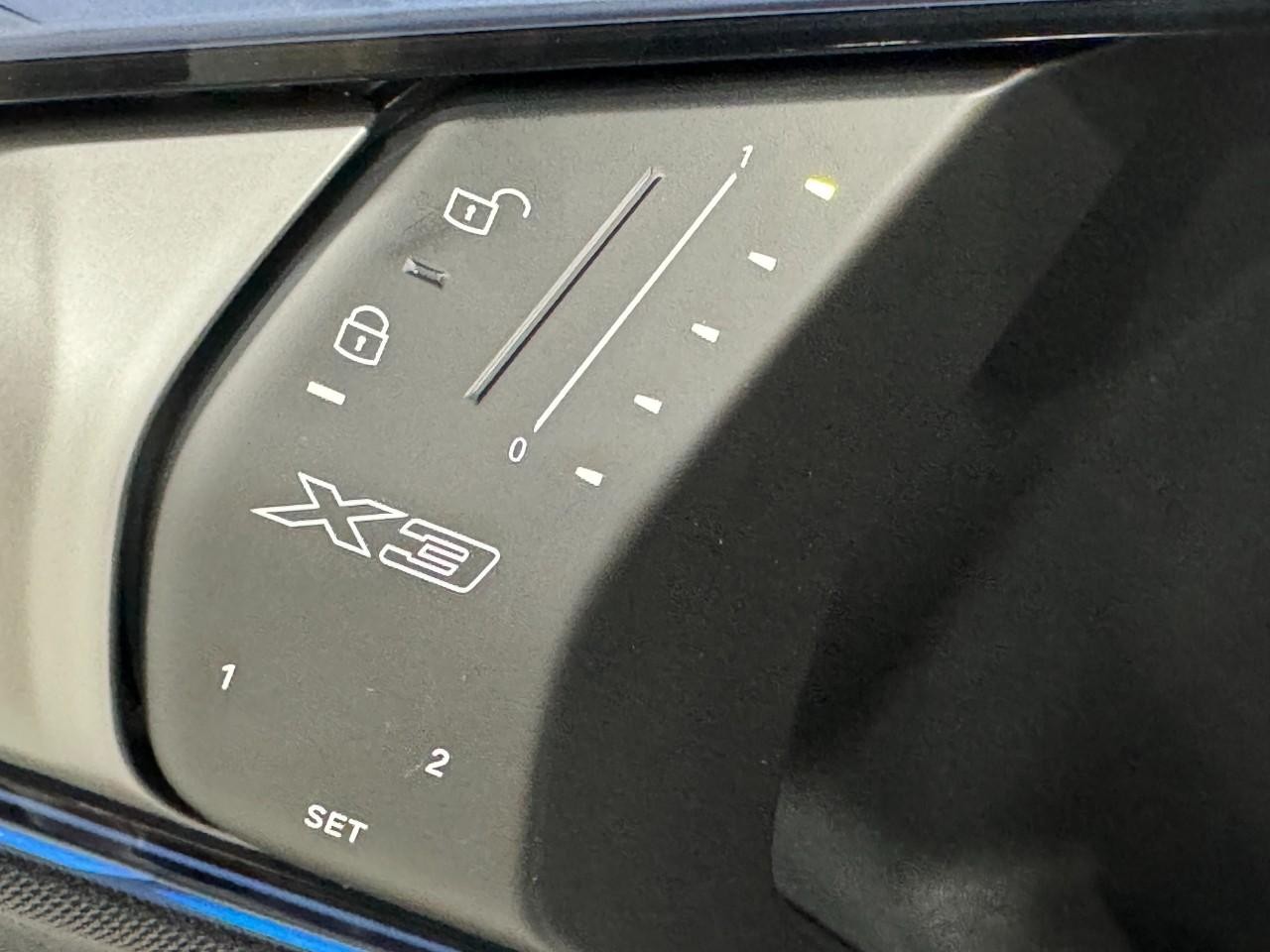 BMW X3 Vehicle Full-screen Gallery Image 24