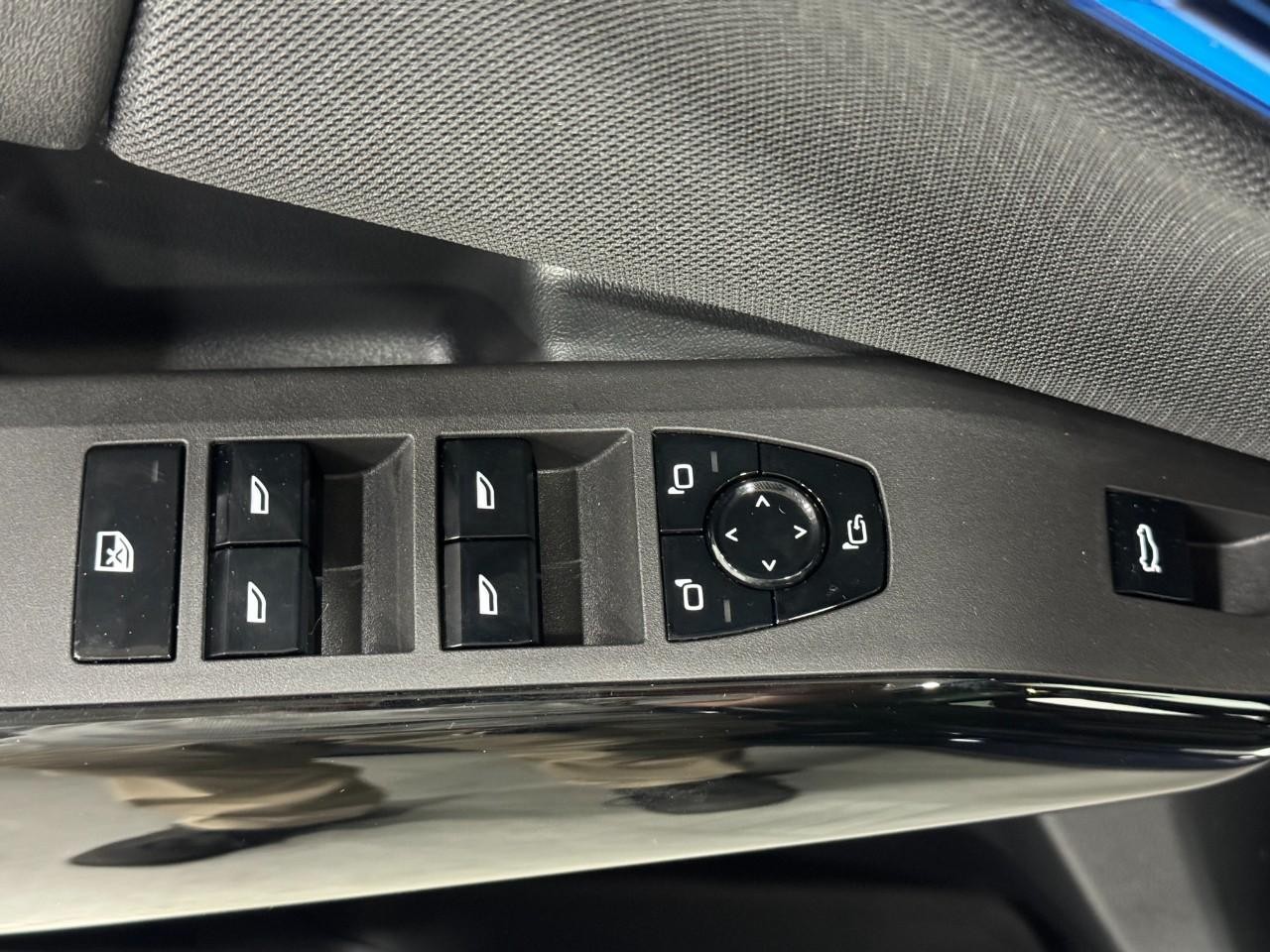 BMW X3 Vehicle Full-screen Gallery Image 25