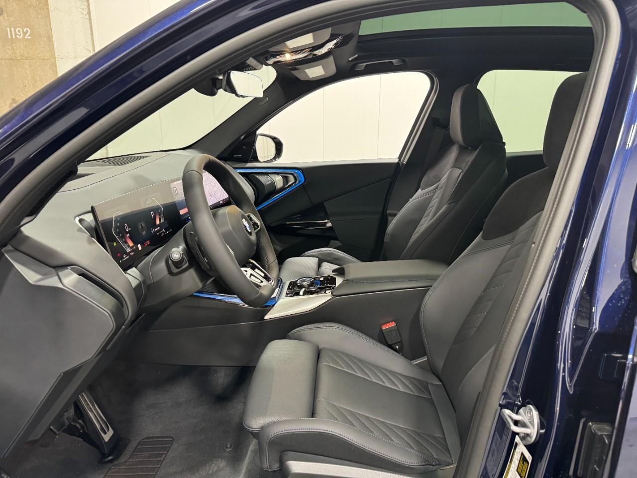 BMW X3 Vehicle Full-screen Gallery Image 26