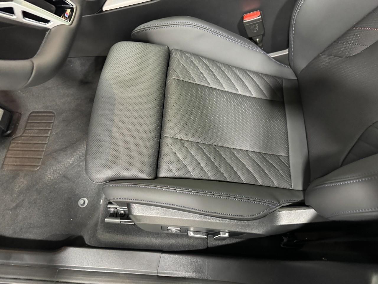 BMW X3 Vehicle Full-screen Gallery Image 27