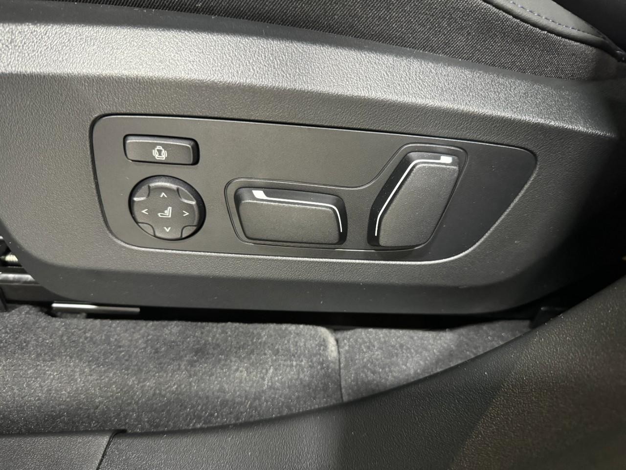 BMW X3 Vehicle Full-screen Gallery Image 28