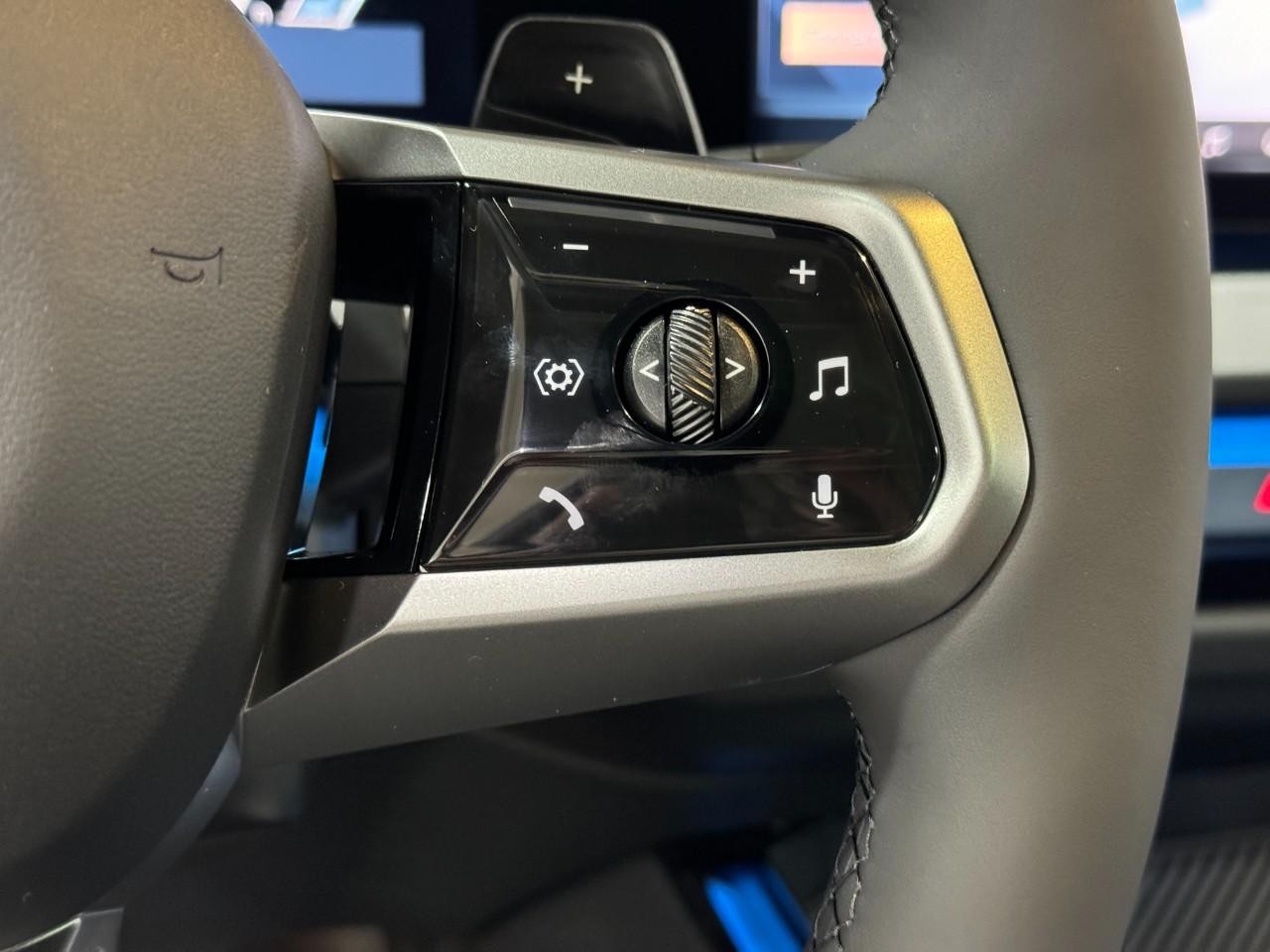 BMW X3 Vehicle Full-screen Gallery Image 30