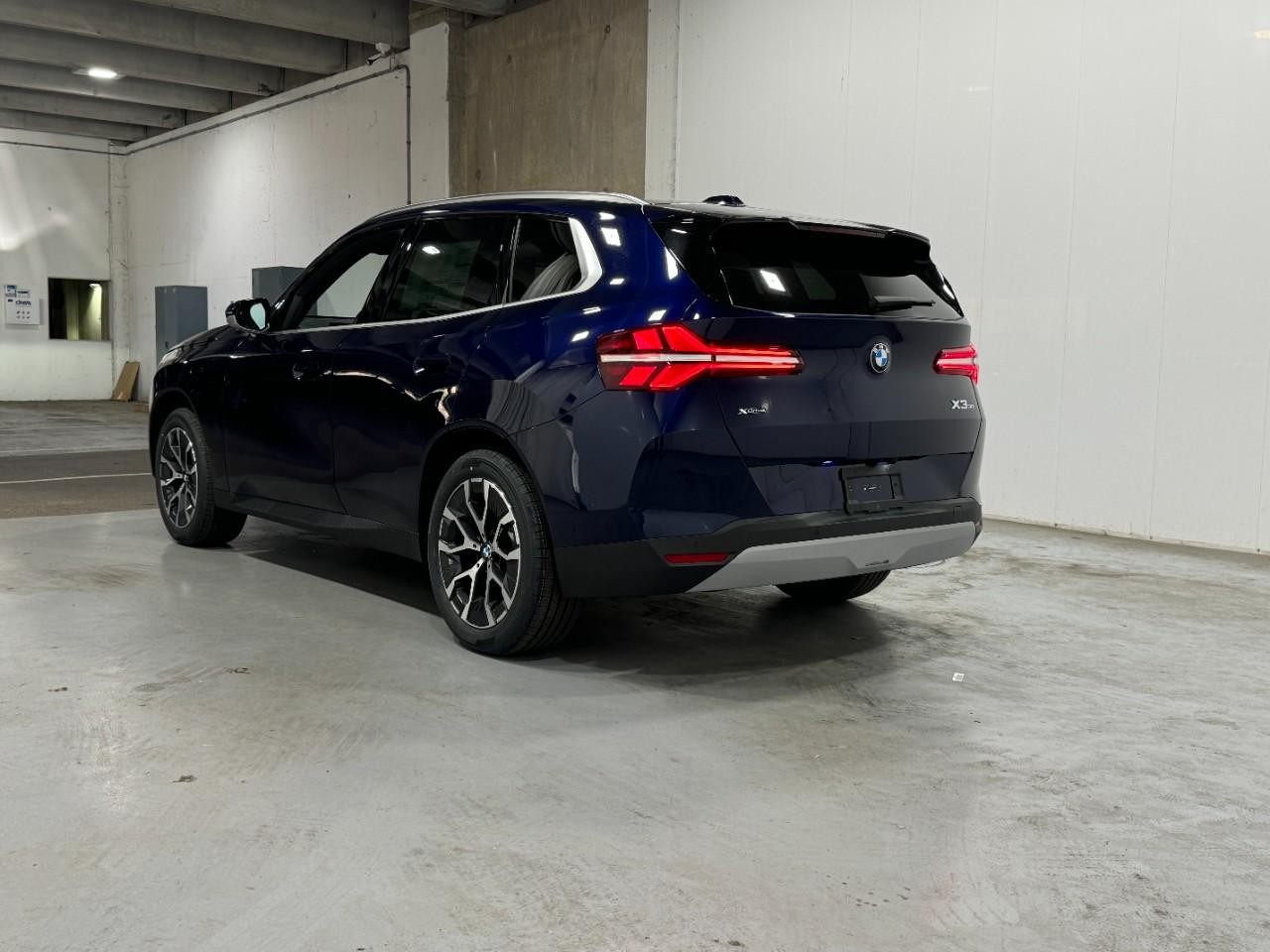 BMW X3 Vehicle Full-screen Gallery Image 3