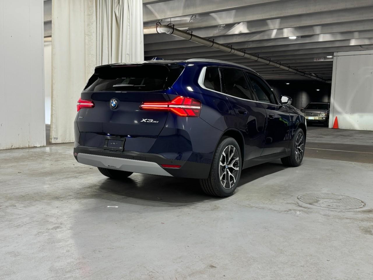 BMW X3 Vehicle Full-screen Gallery Image 4