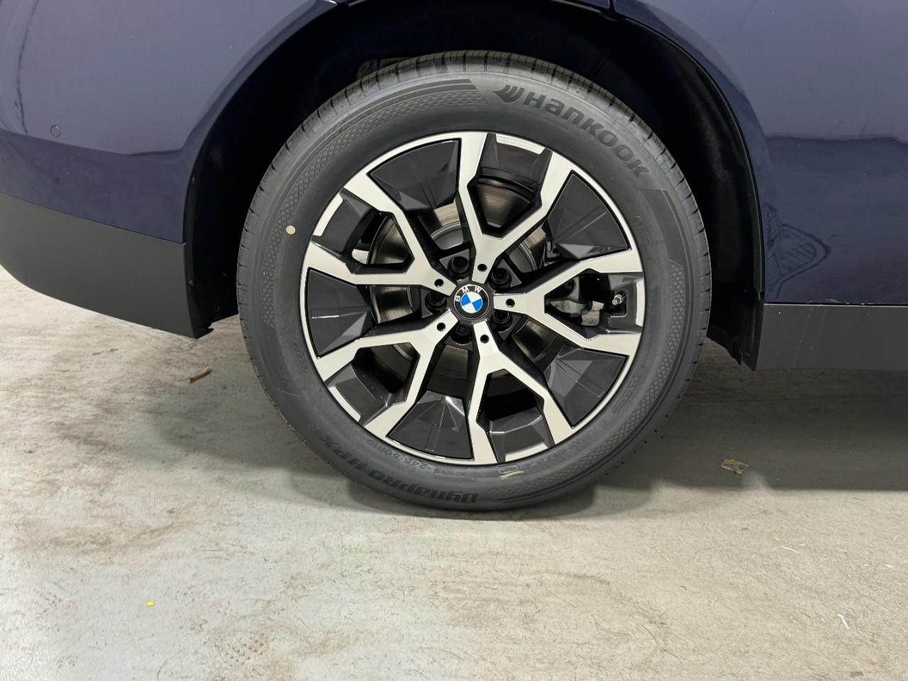 BMW X3 Vehicle Full-screen Gallery Image 5