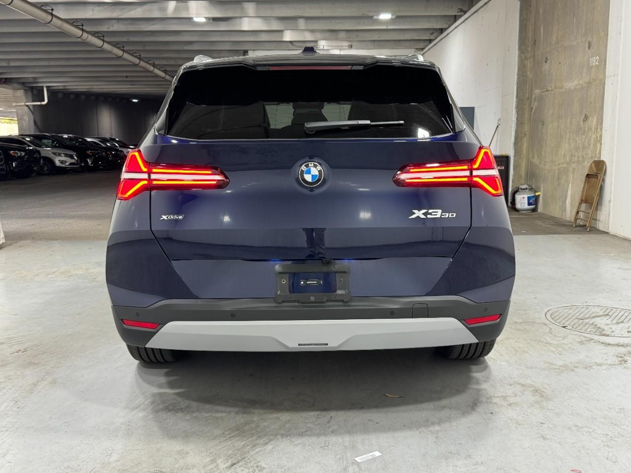 BMW X3 Vehicle Full-screen Gallery Image 9