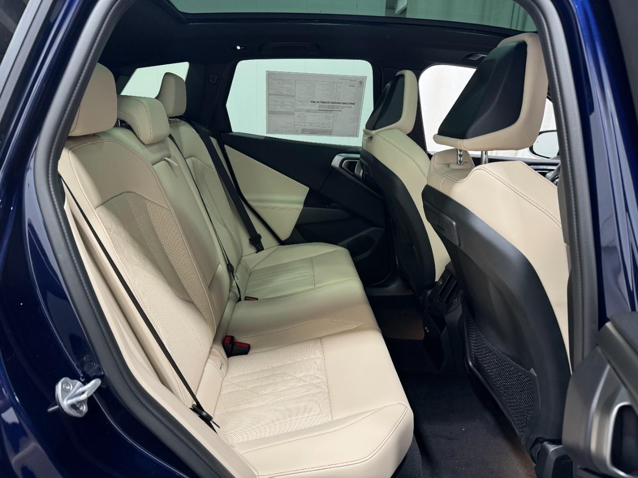 BMW X3 Vehicle Full-screen Gallery Image 10