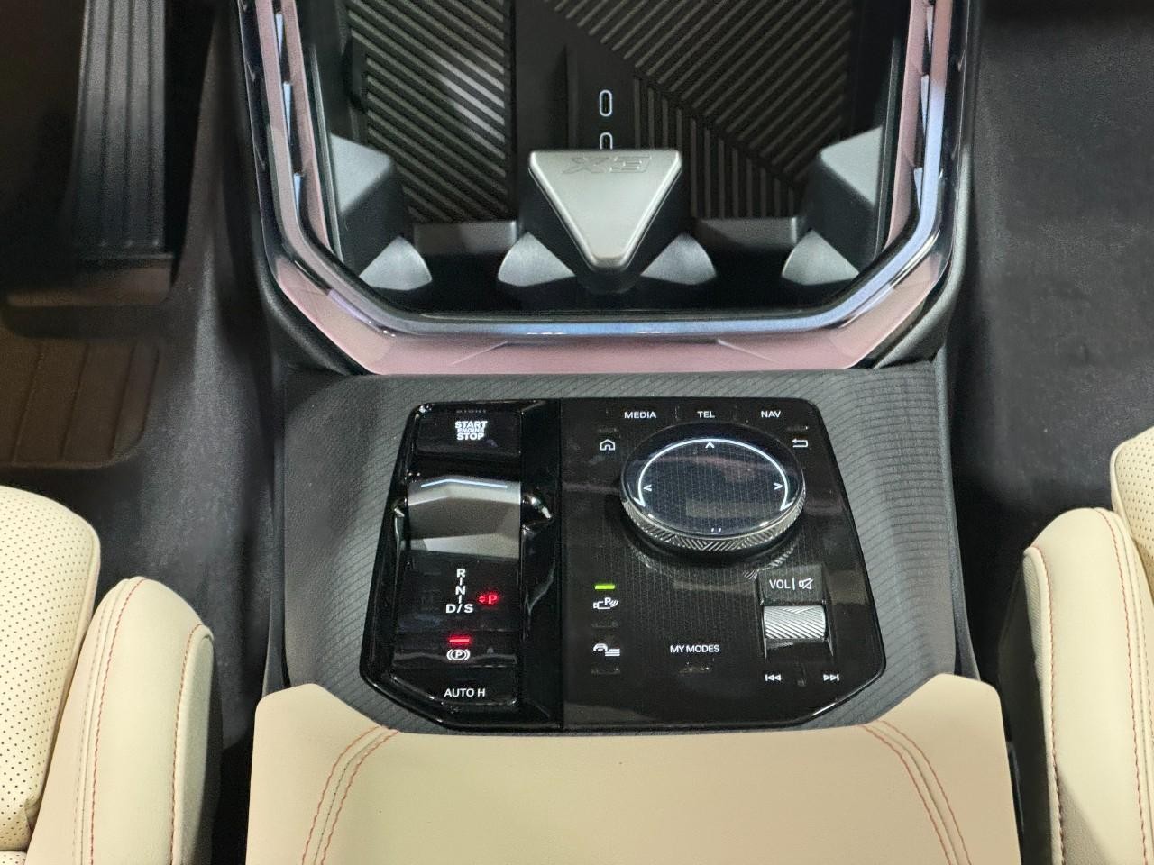 BMW X3 Vehicle Full-screen Gallery Image 15