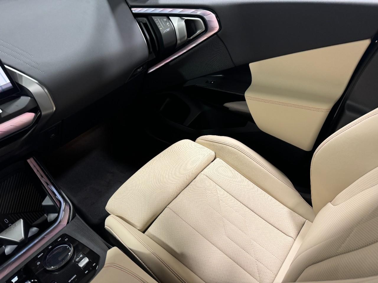 BMW X3 Vehicle Full-screen Gallery Image 16