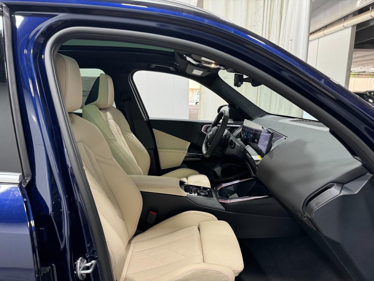 BMW X3 Vehicle Full-screen Gallery Image 17