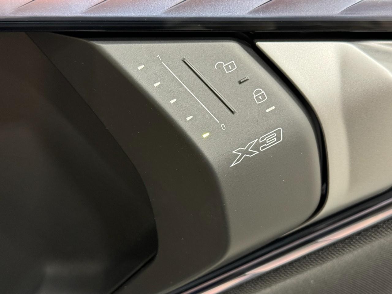 BMW X3 Vehicle Full-screen Gallery Image 20