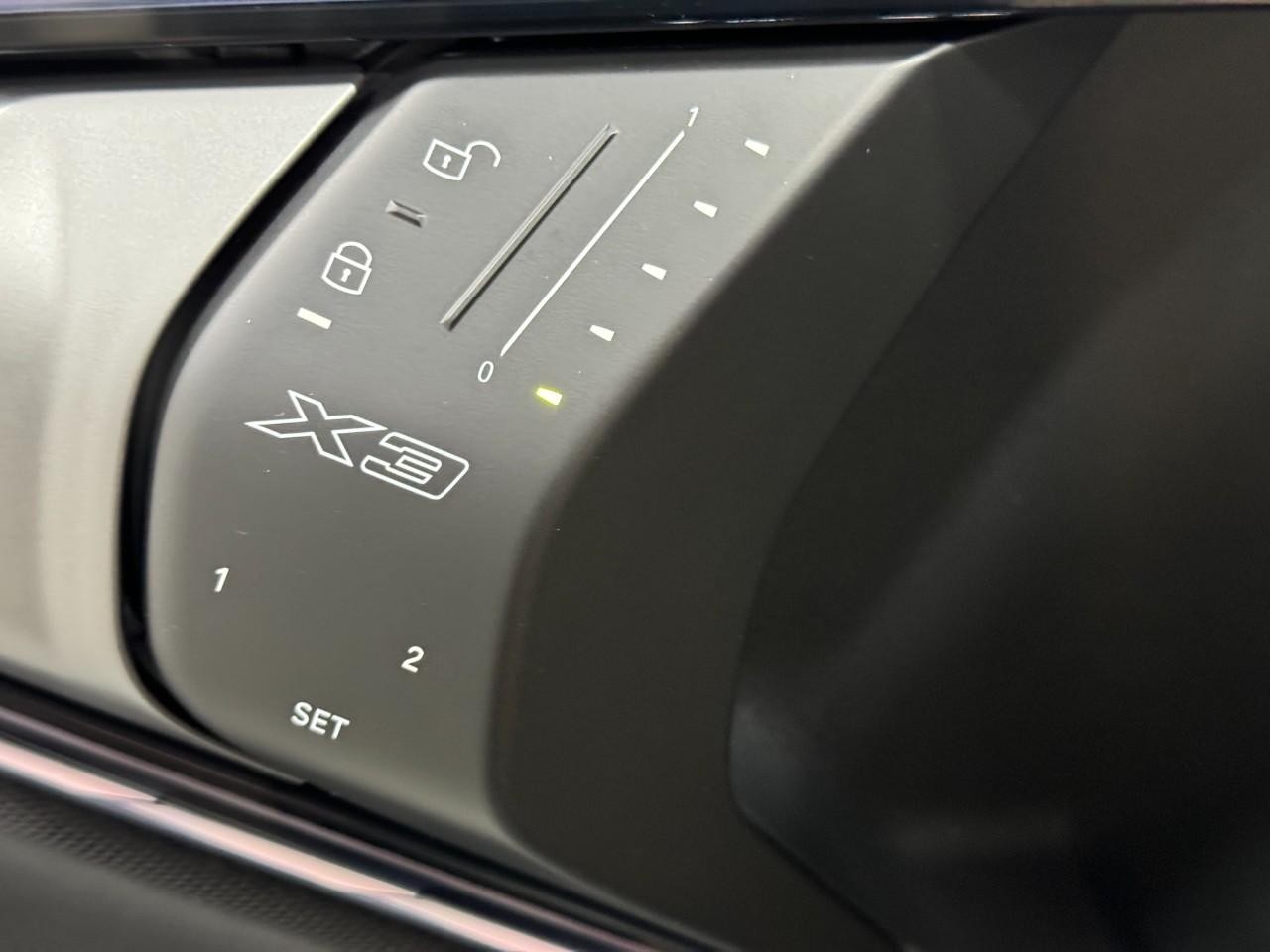 BMW X3 Vehicle Full-screen Gallery Image 22