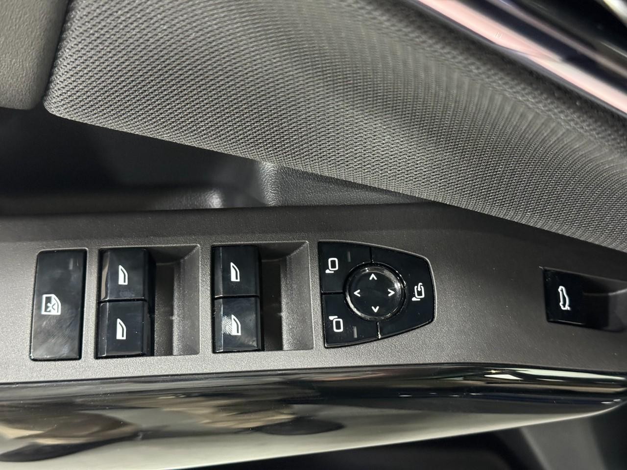 BMW X3 Vehicle Full-screen Gallery Image 23