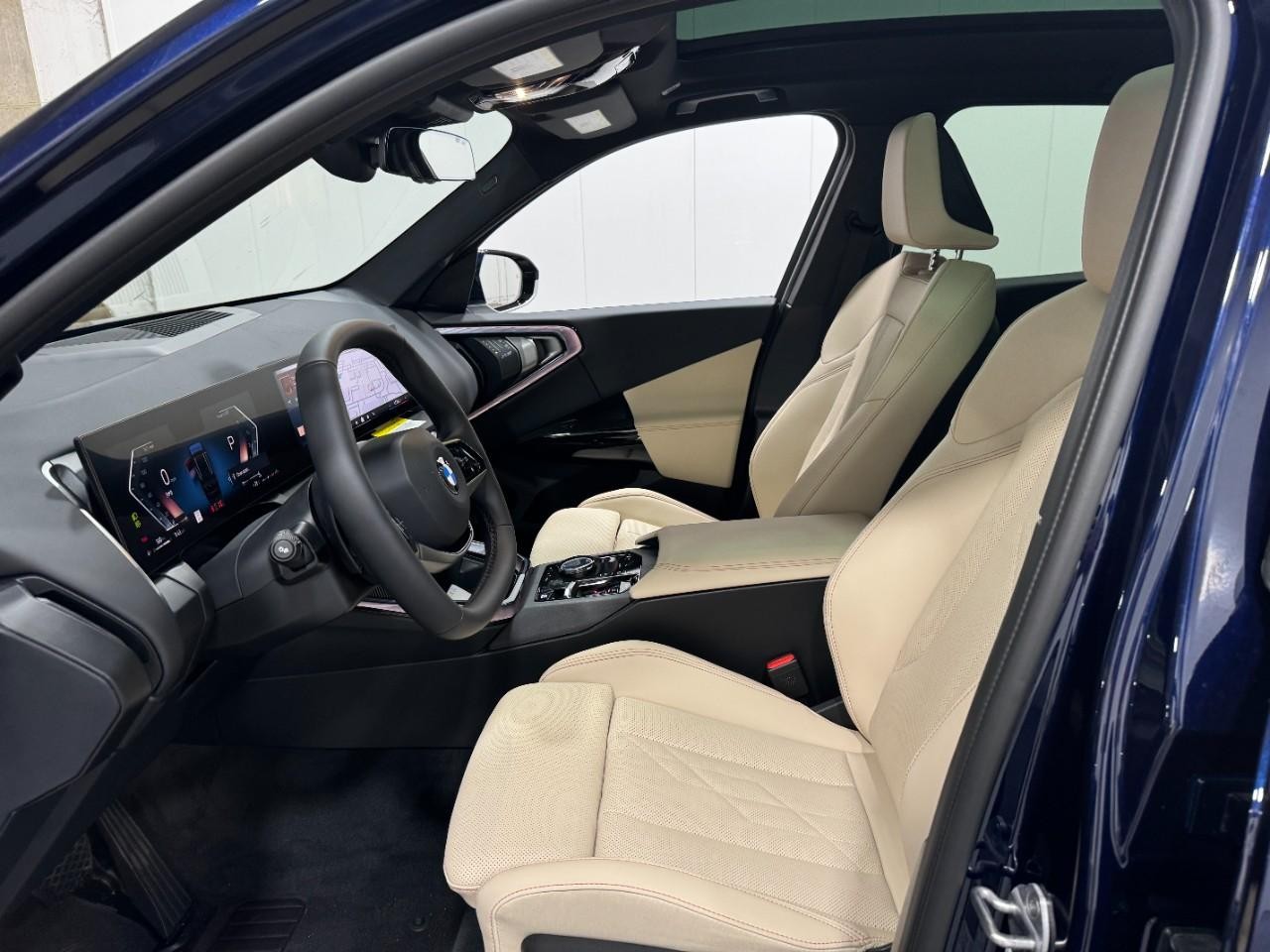 BMW X3 Vehicle Full-screen Gallery Image 24