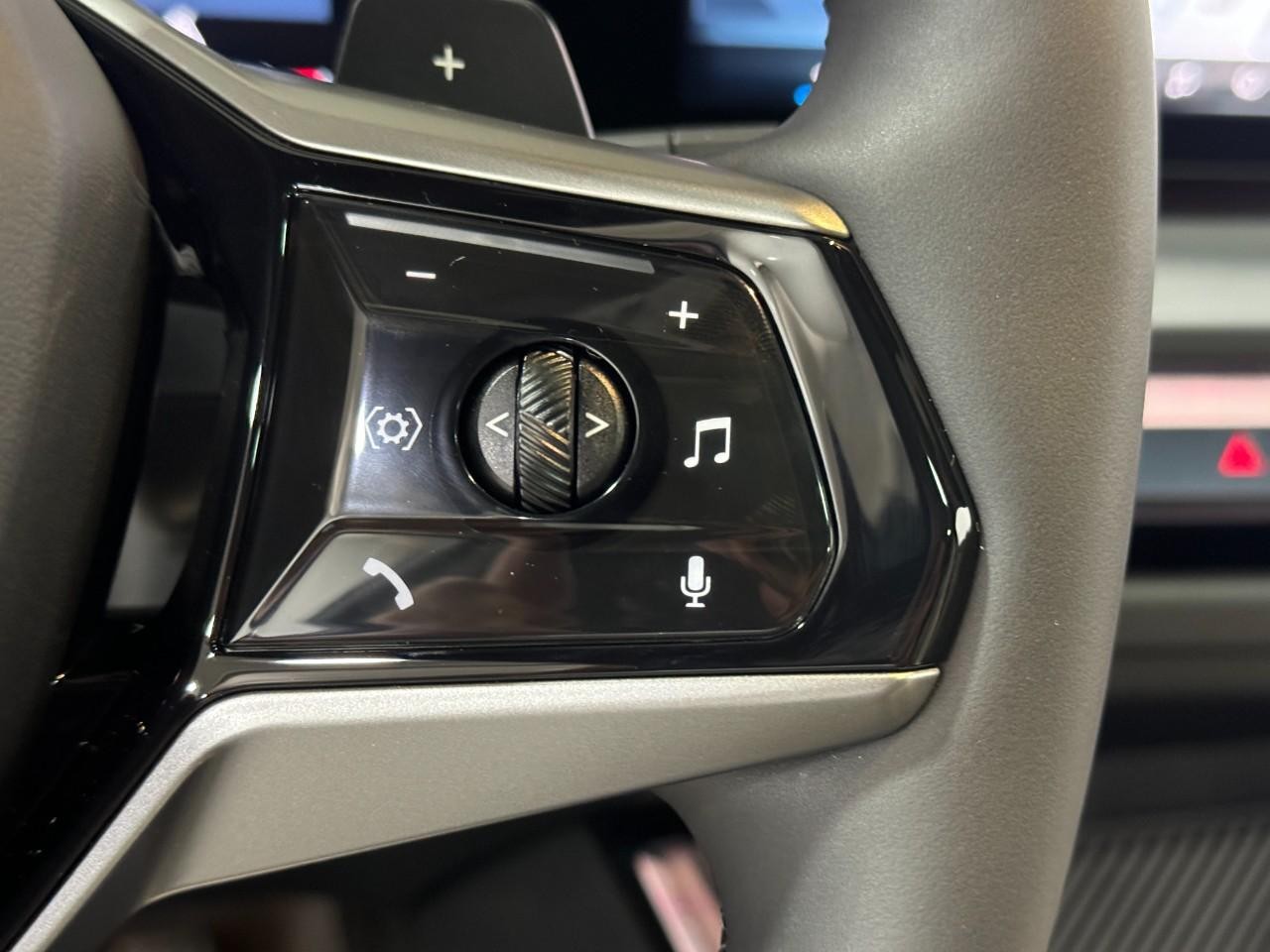 BMW X3 Vehicle Full-screen Gallery Image 28