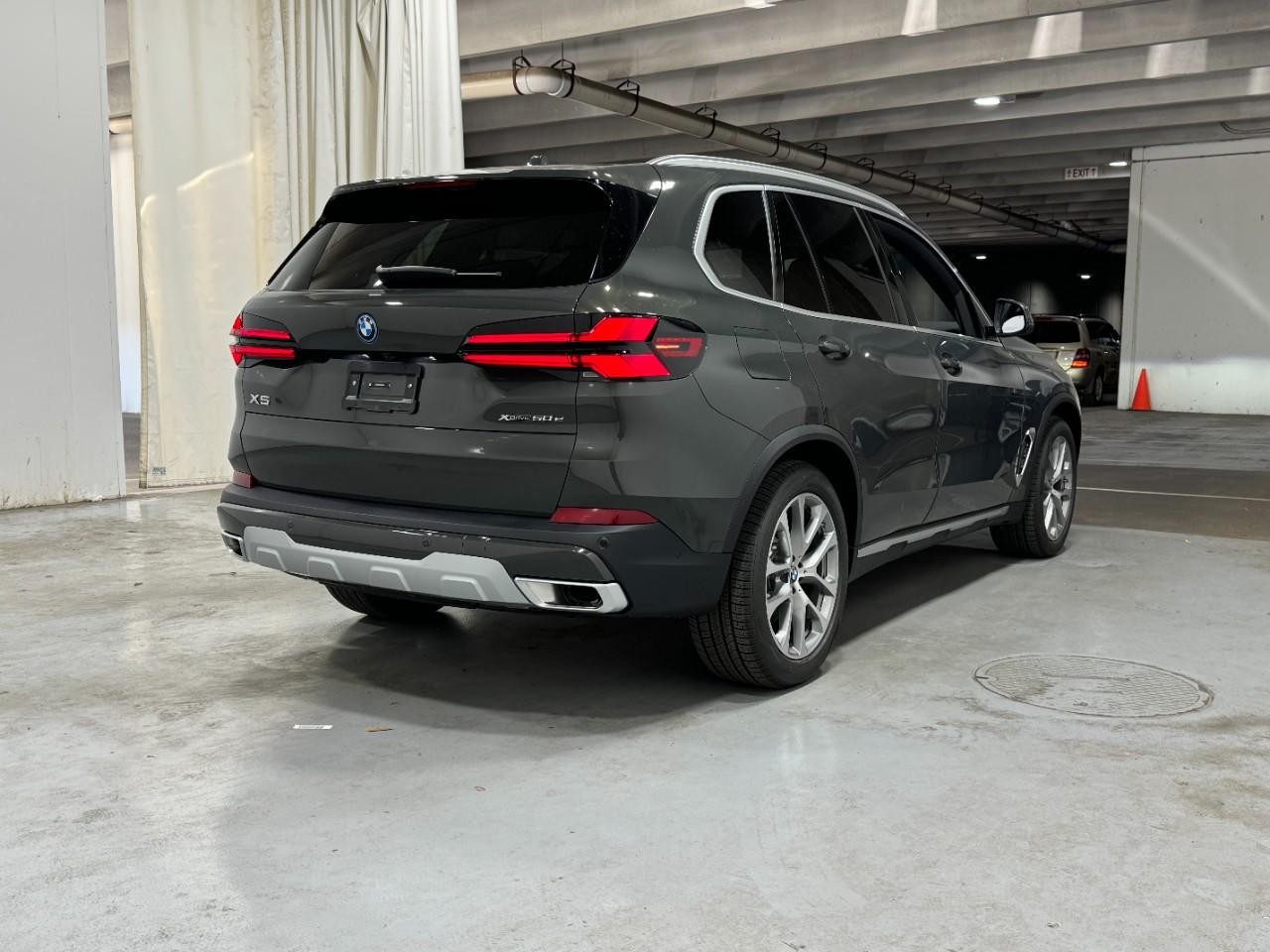 BMW X5 Vehicle Full-screen Gallery Image 4