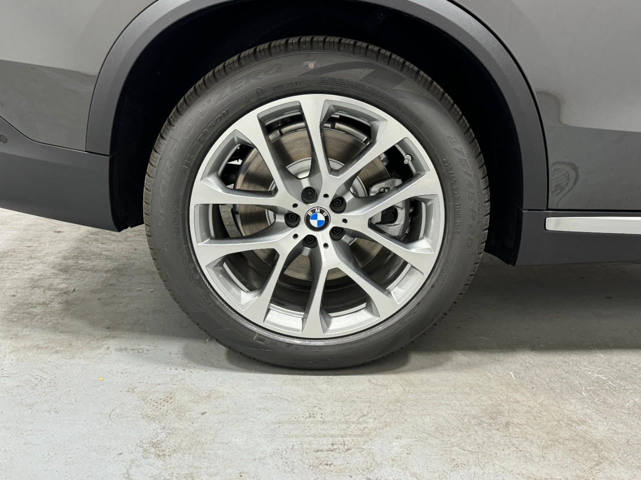 BMW X5 Vehicle Full-screen Gallery Image 5