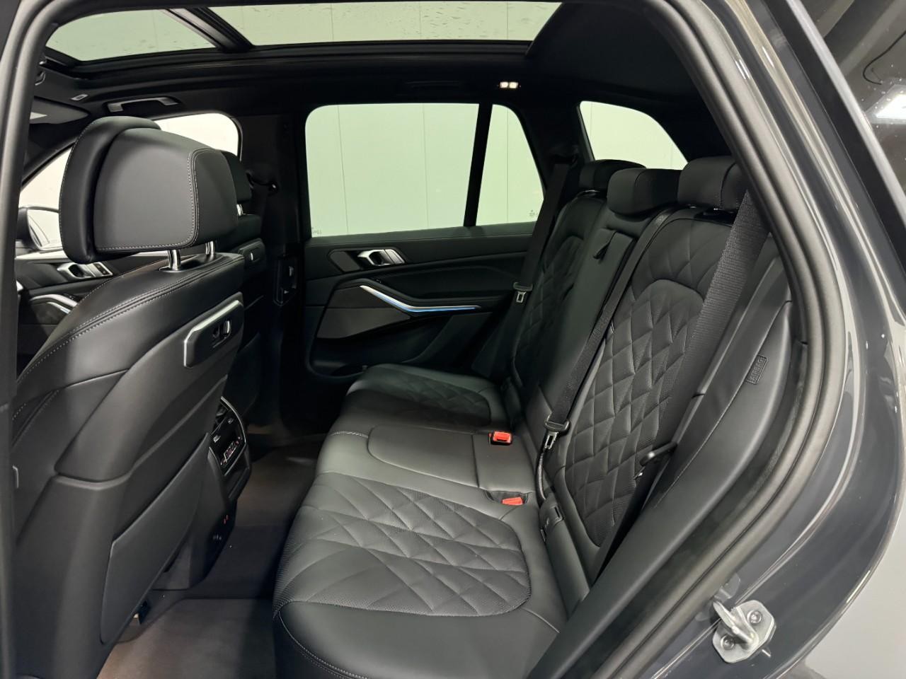 BMW X5 Vehicle Full-screen Gallery Image 8