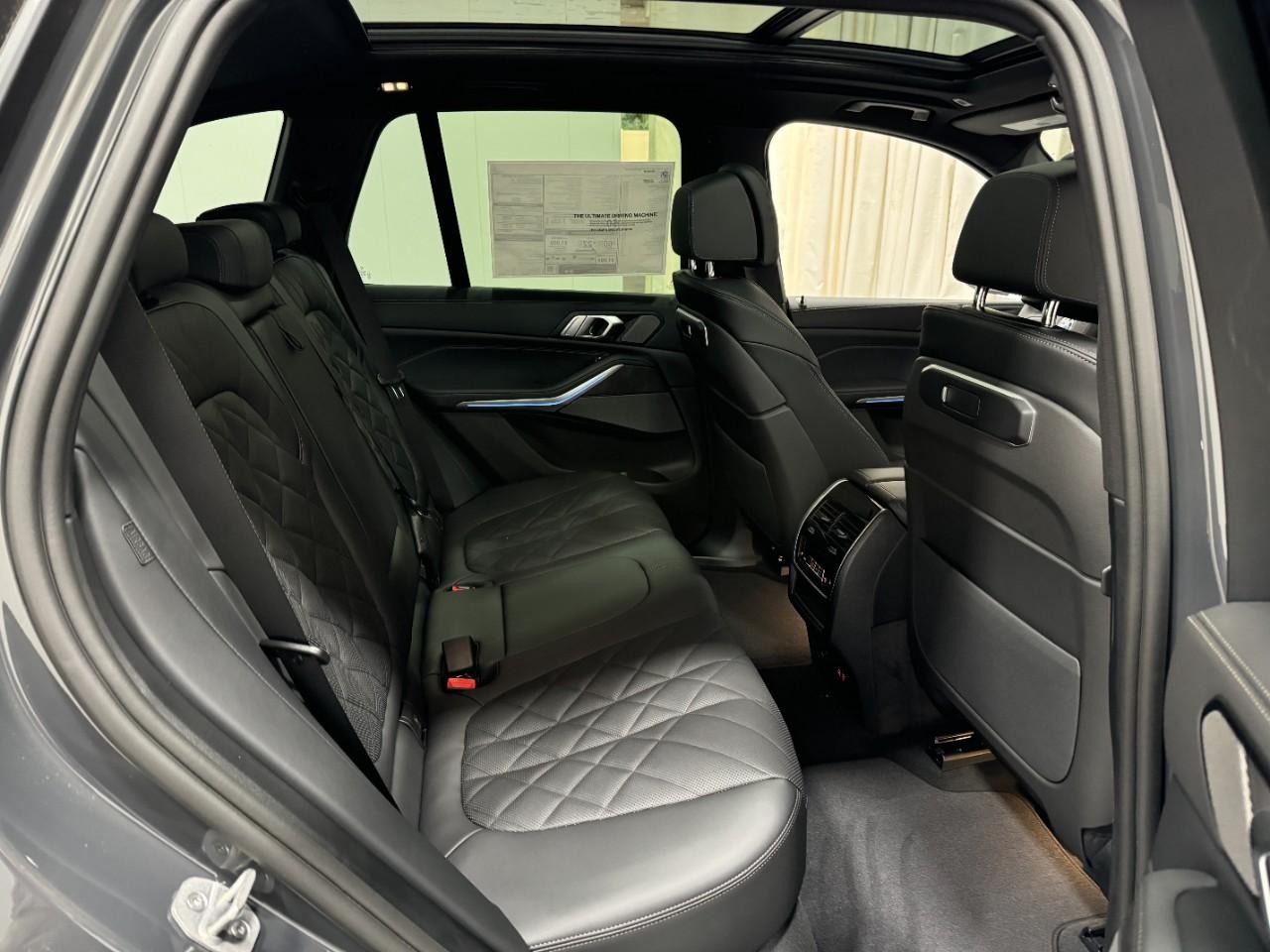 BMW X5 Vehicle Full-screen Gallery Image 10