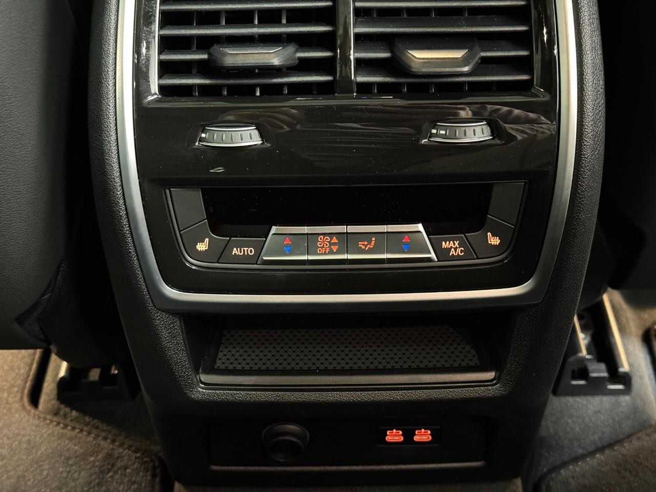 BMW X5 Vehicle Full-screen Gallery Image 11