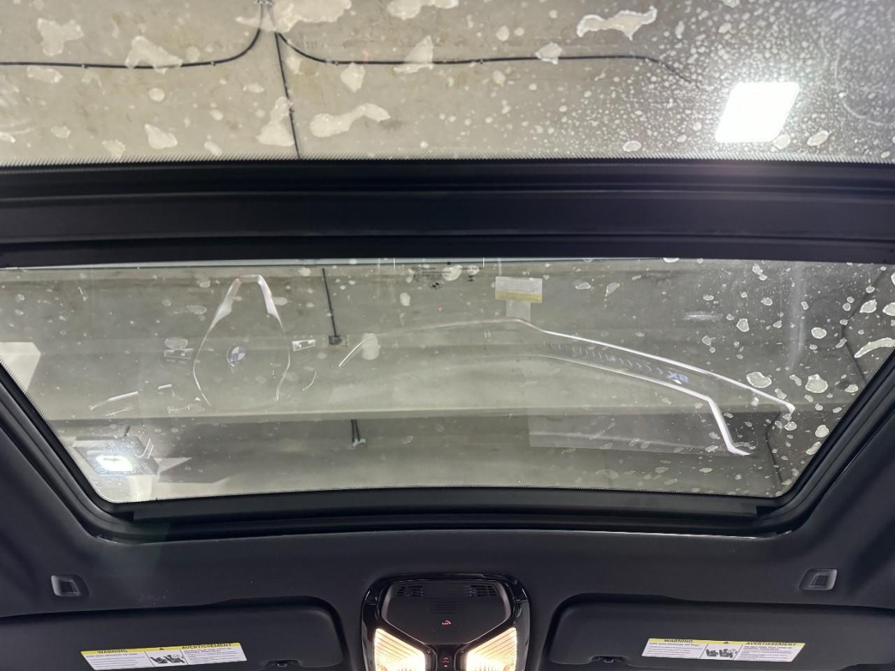 BMW X5 Vehicle Full-screen Gallery Image 12