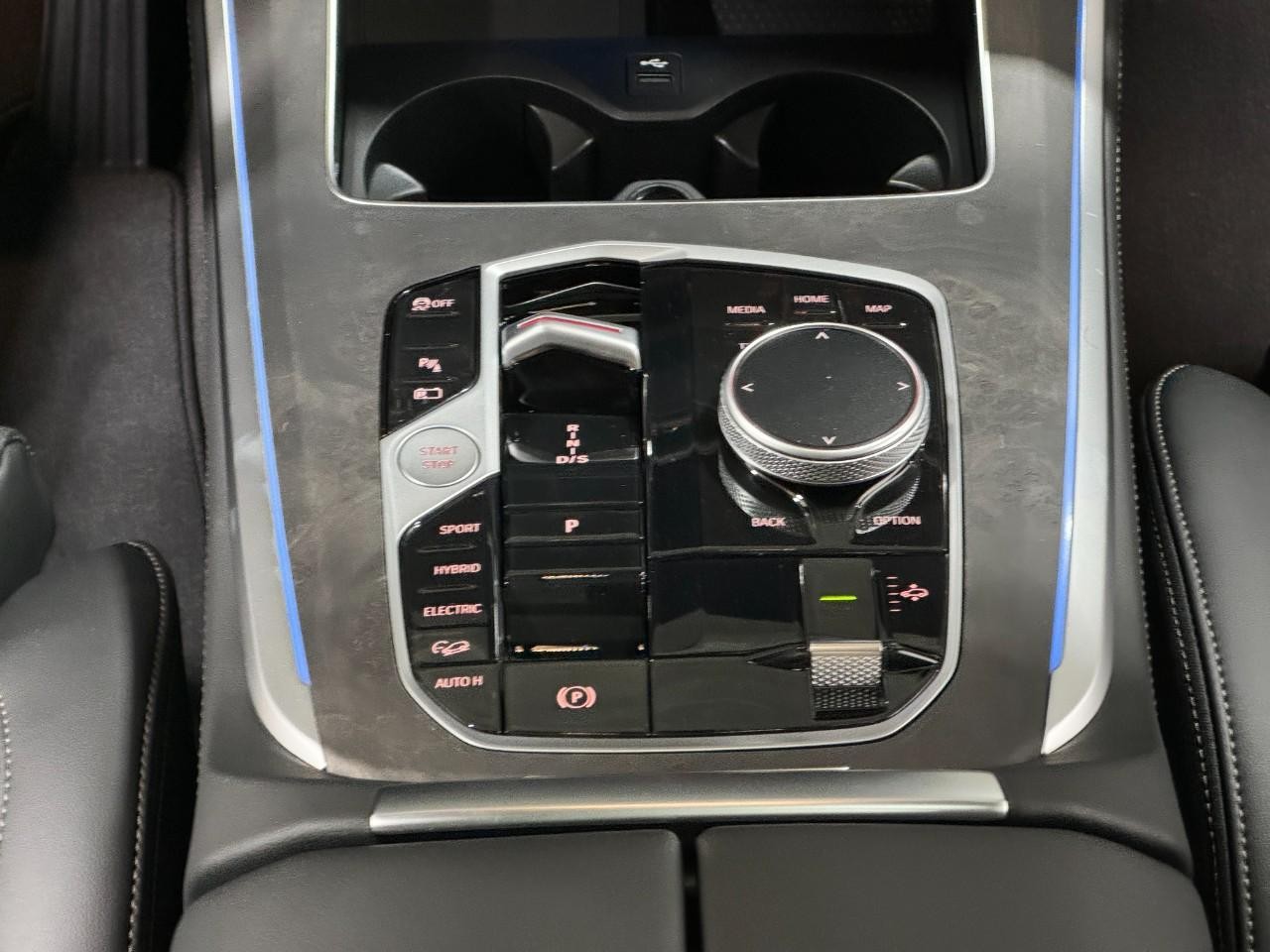 BMW X5 Vehicle Full-screen Gallery Image 16