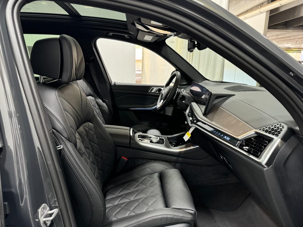 BMW X5 Vehicle Full-screen Gallery Image 18