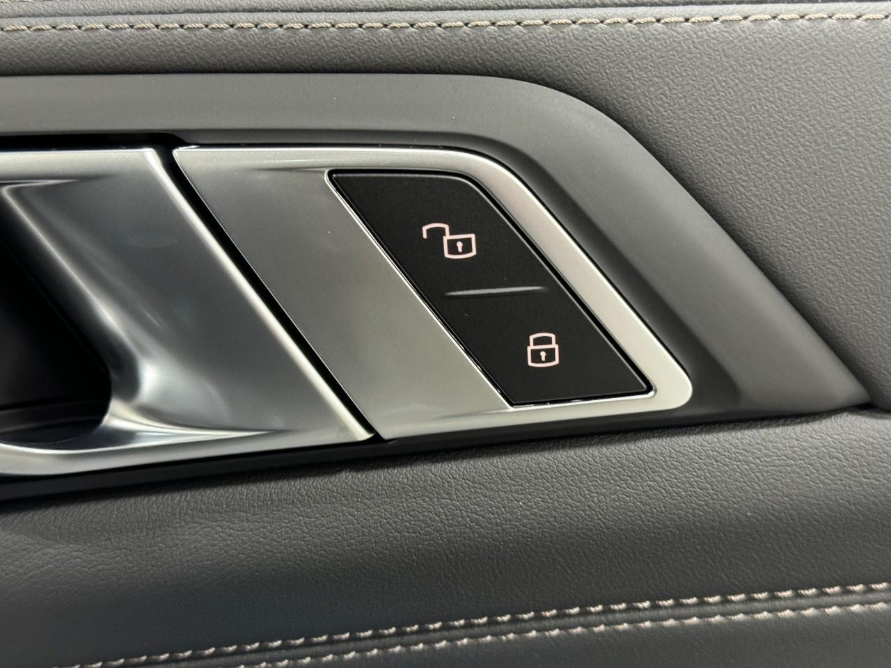 BMW X5 Vehicle Full-screen Gallery Image 21