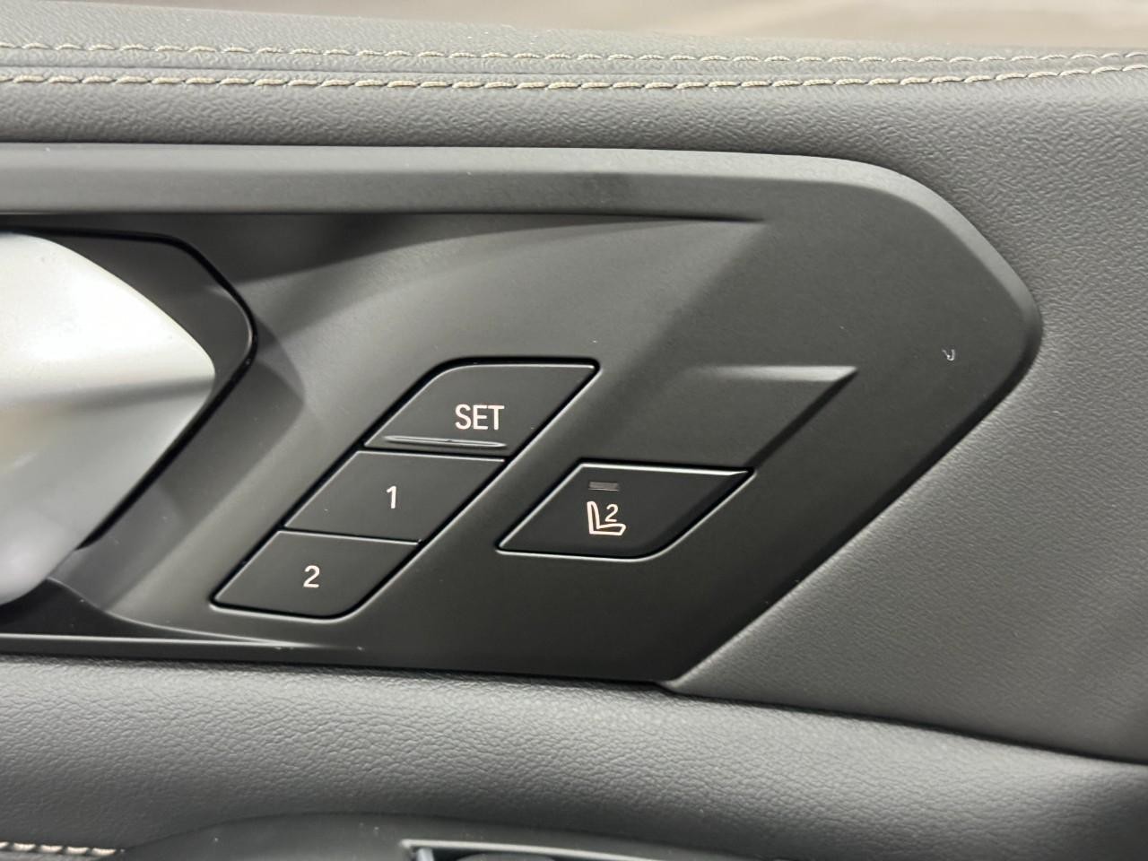 BMW X5 Vehicle Full-screen Gallery Image 24