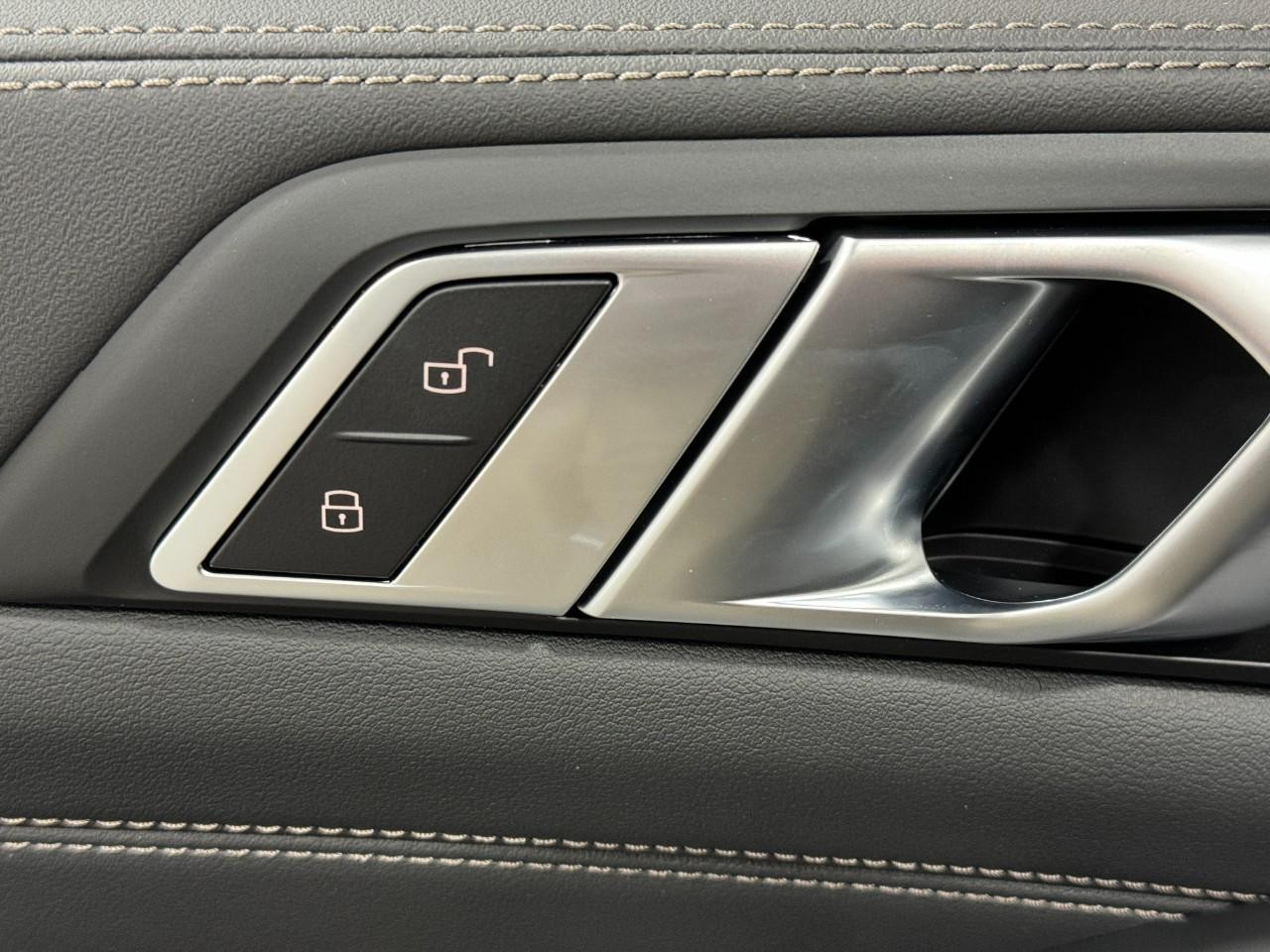 BMW X5 Vehicle Full-screen Gallery Image 25